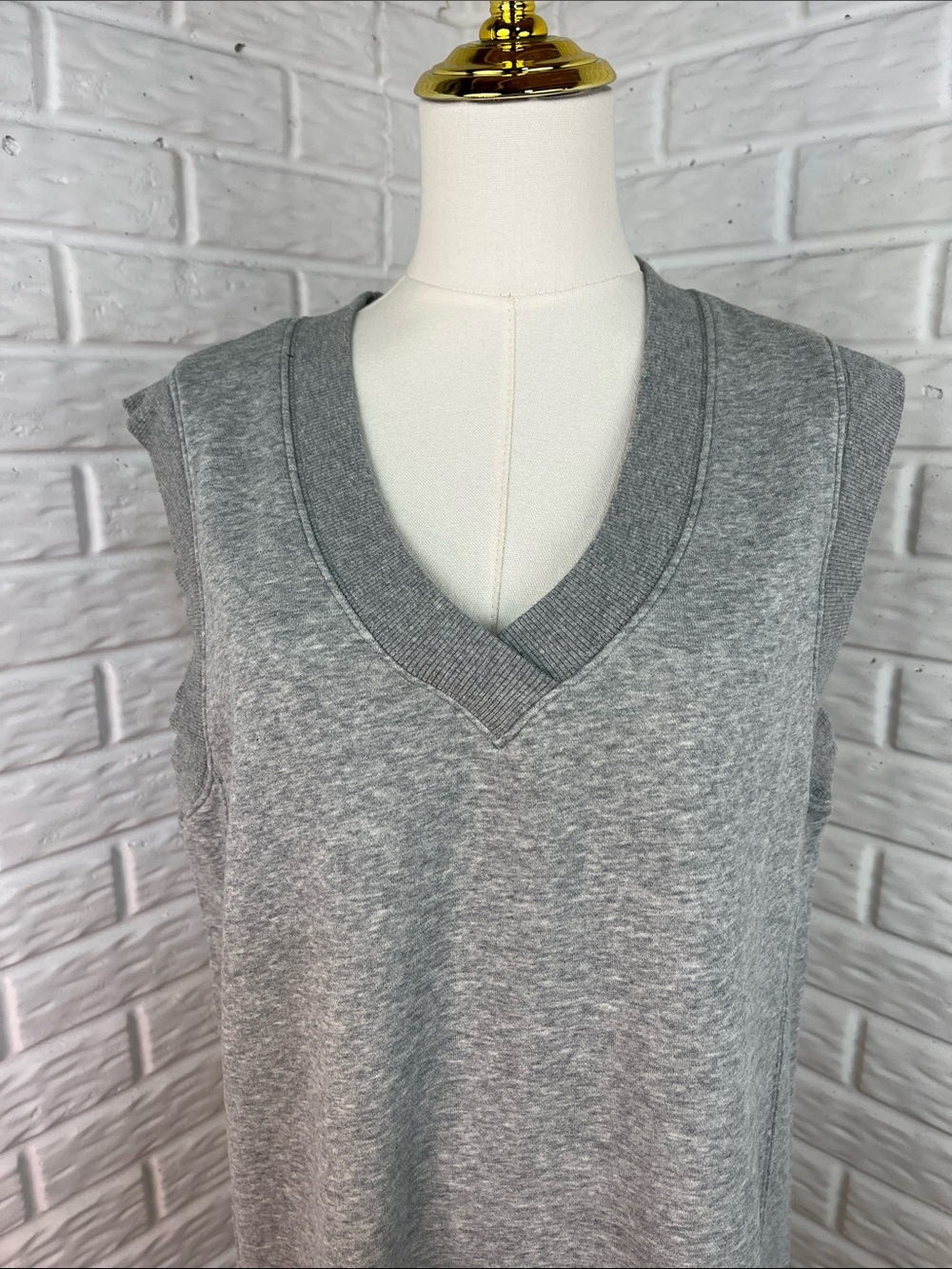 Vuori Sedona Vest Sweatshirt Dress Light Heather Grey Sleeveless Sz Sm NWOT - Picture 3 of 12